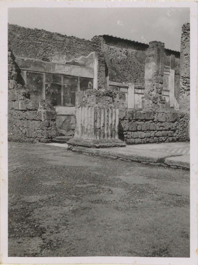 VI.12.2 Pompeii. Pre-1943.
Looking across atrium towards triclinium/dining room 35 on west (left) side of tablinum.
This formed a passageway between the atrium and the middle peristyle/garden.
See Warscher, T. (1946). Casa del Fauno, Swedish Institute, Rome. (p.26, n.33).