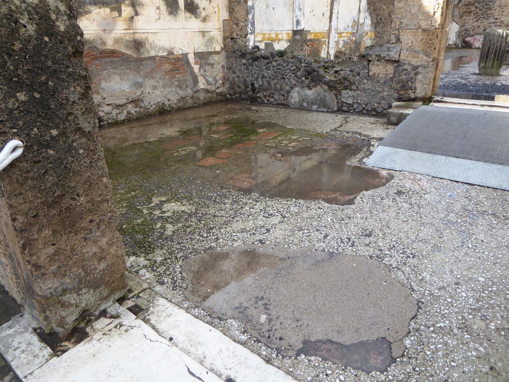 VI.12.2 Pompeii. January 2017. Room 35, looking north through doorway towards rear doorway to Middle Peristyle, on right.
Foto Annette Haug, ERC Grant 681269 DÉCOR.