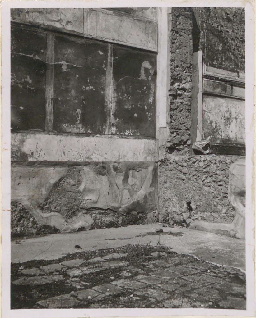 VI.12.2 Pompeii. Pre-1943.
Looking towards north-west corner of triclinium/dining room 35 on west (left) side of tablinum.
See Warscher, T. (1946). Casa del Fauno, Swedish Institute, Rome. (p.27, n.35).