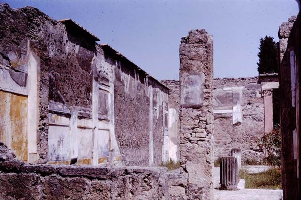 VI.12.2, Pompeii. 1964. Looking towards dining room on west (left) side of tablinum, and the middle peristyle, with remains of painted decoration on west walls. Photo by Stanley A. Jashemski.
Source: The Wilhelmina and Stanley A. Jashemski archive in the University of Maryland Library, Special Collections (See collection page) and made available under the Creative Commons Attribution-Non Commercial License v.4. See Licence and use details.
J64f1085