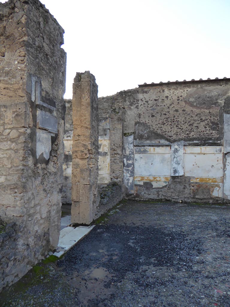 VI.12.2 Pompeii. January 2017.
Looking towards doorway at north end of room 35, at west end of south portico of Middle Peristyle.
Foto Annette Haug, ERC Grant 681269 DÉCOR.