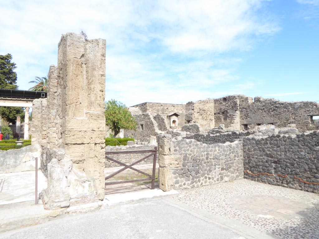 VI.12.2 Pompeii. September 2015. North-east corner of atrium, with doorway into room 34, in centre. The East Ala is on the right.
Foto Annette Haug, ERC Grant 681269 DÉCOR.