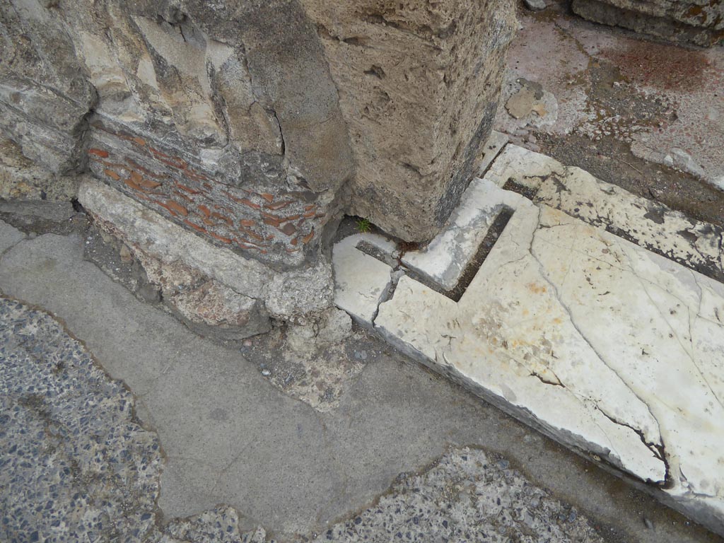 VI.12.2 Pompeii. September 2017. Triclinium 34, detail of west side of doorway threshold.
Foto Annette Haug, ERC Grant 681269 DÉCOR.