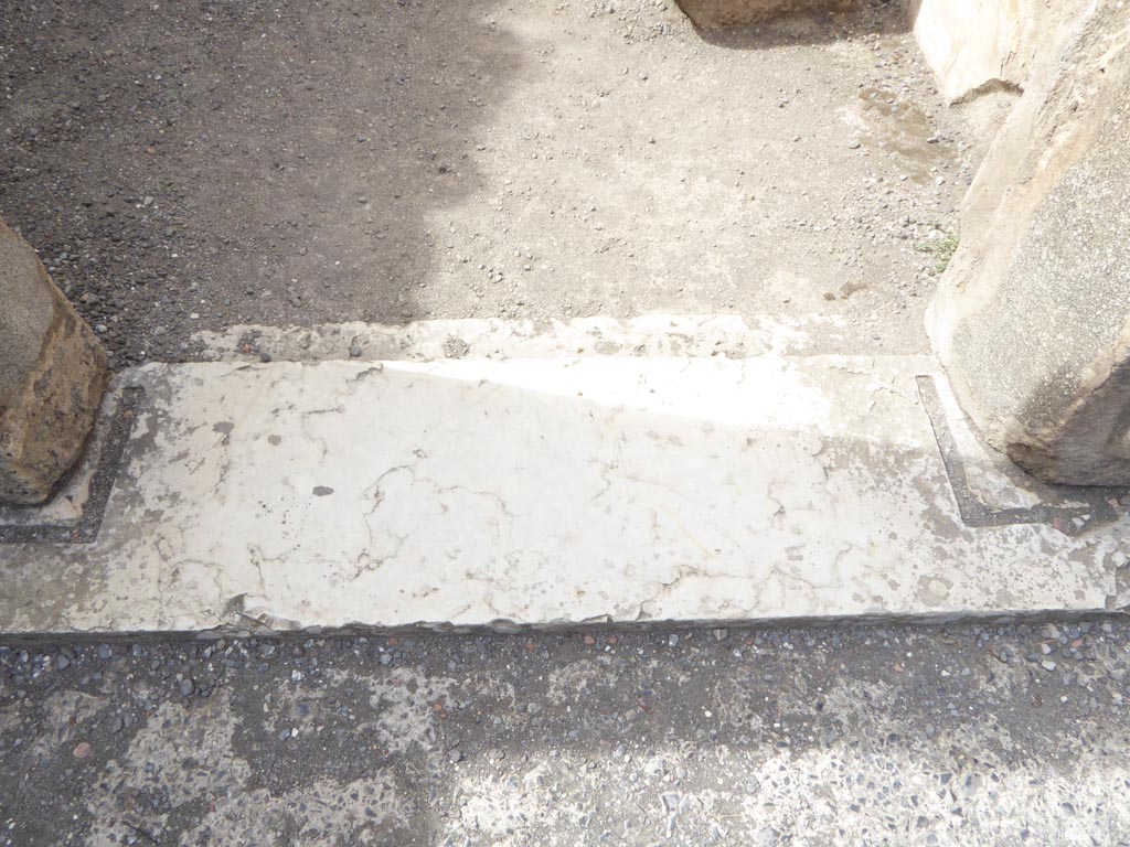 VI.12.2 Pompeii. September 2015. Room 5, doorway threshold in south-west corner of atrium.
Foto Annette Haug, ERC Grant 681269 DÉCOR.