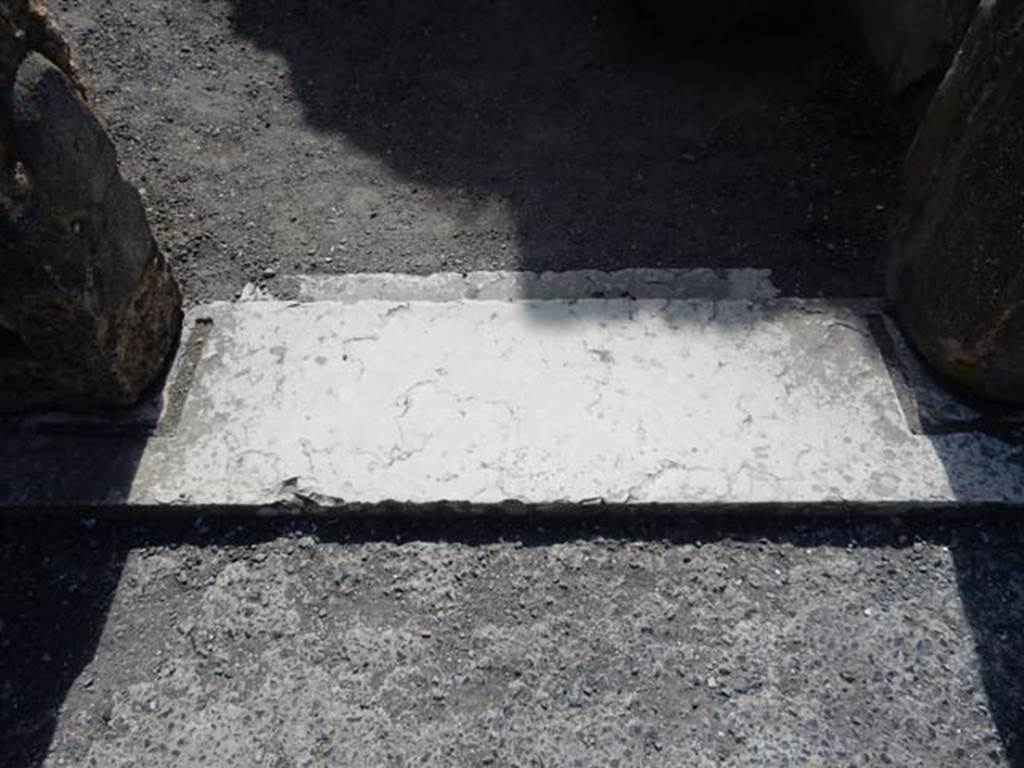 VI.12.2 Pompeii. September 2015. Doorway threshold to room in south-west corner of atrium. Photo courtesy of Buzz Ferebee.