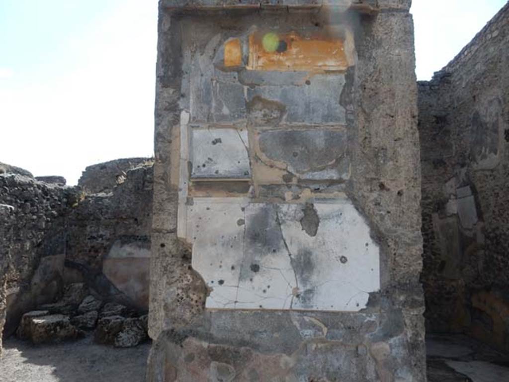 VI.12.2 Pompeii. May 2015. Detail of upper atrium wall on pilaster between rooms in south-west corner. Photo courtesy of Buzz Ferebee.