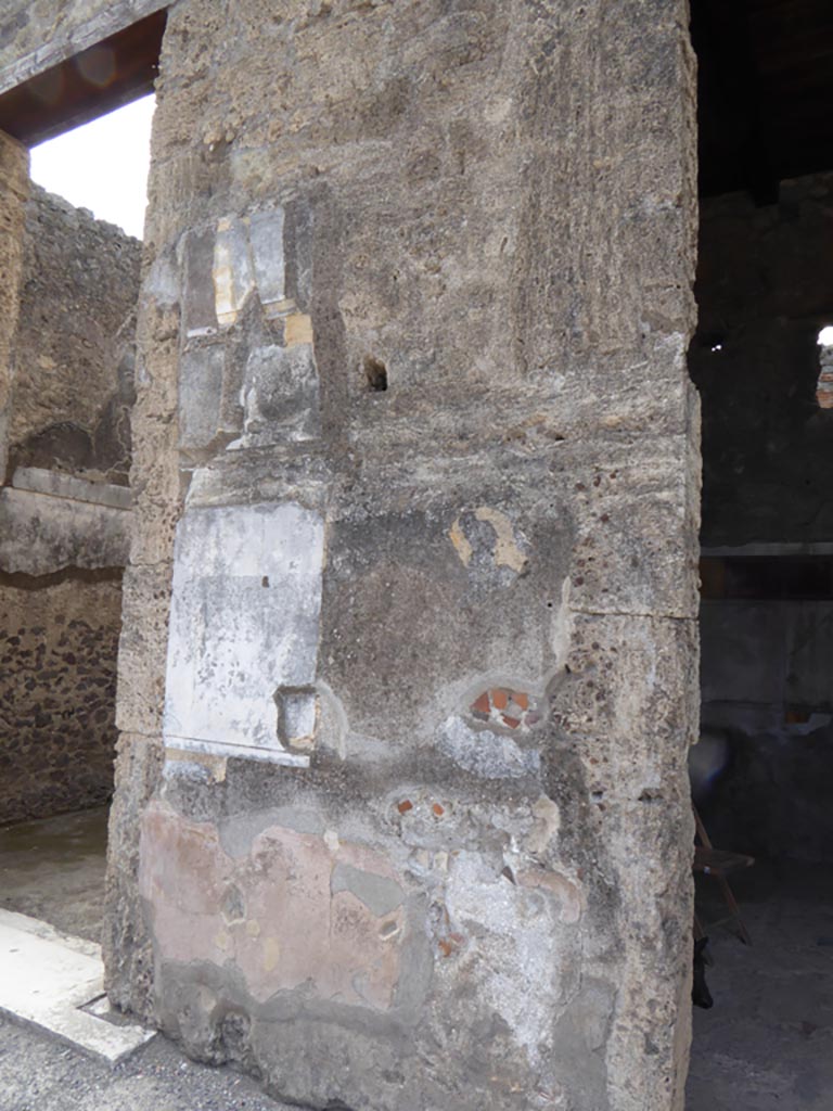VI.12.2 Pompeii. September 2015. Pilaster on west side of atrium, between rooms 31 on left, and 32 on right
Foto Annette Haug, ERC Grant 681269 DÉCOR.