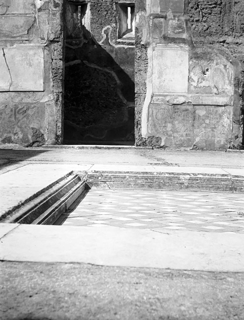 VI.12.2 Pompeii. W.1122.
Looking west across impluvium in atrium towards cubiculum 31 in second doorway on the left.
Photo by Tatiana Warscher. Photo © Deutsches Archäologisches Institut, Abteilung Rom, Arkiv.
