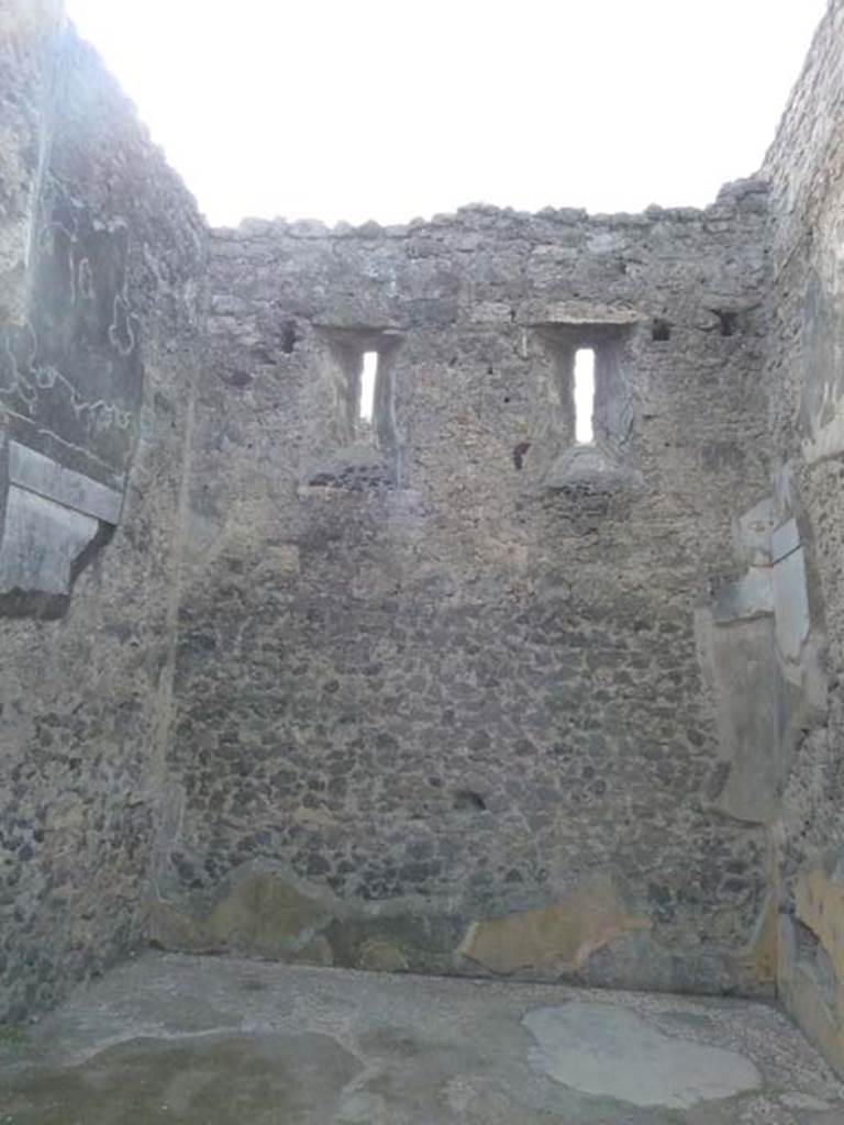 VI.12.2 Pompeii. September 2015.
West wall of second room on west side of atrium with two windows onto Vicolo del Fauno.