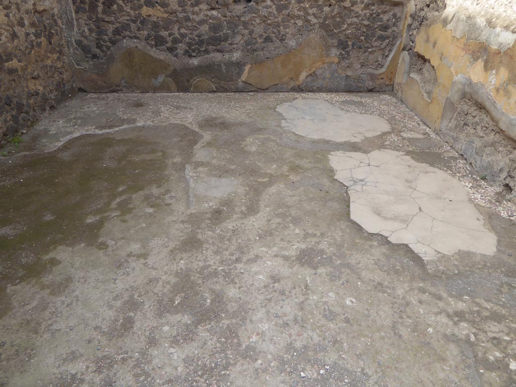 VI.12.2 Pompeii. September 2015. Room 31, looking west across flooring.
Foto Annette Haug, ERC Grant 681269 DÉCOR.