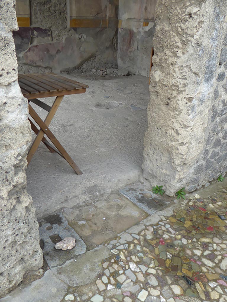 VI.12.2 Pompeii. September 2017. West Ala 29, doorway threshold in south wall into room 32.
Foto Annette Haug, ERC Grant 681269 DÉCOR.