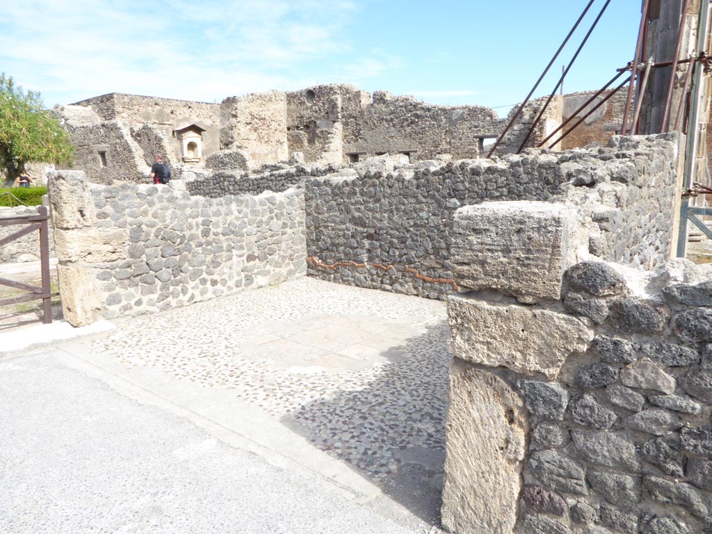 VI.12.2 Pompeii. September 2015. Looking north-east to Ala 30, on east side of Primary Atrium.
Foto Annette Haug, ERC Grant 681269 DÉCOR.