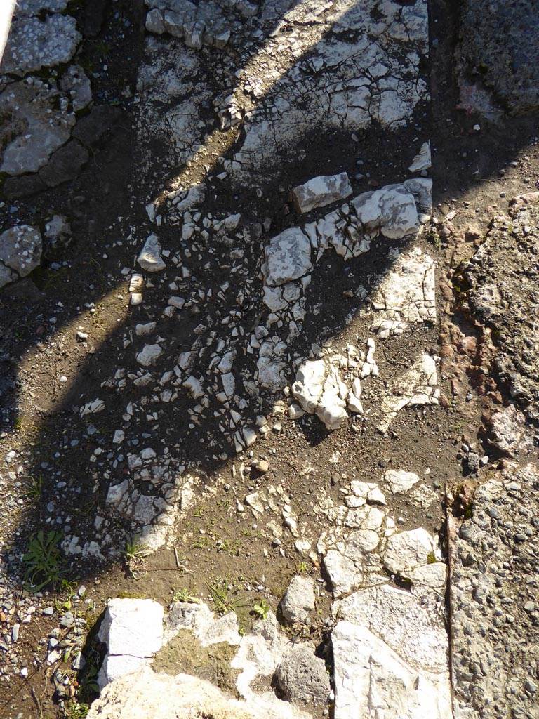 VI.12.2 Pompeii. January 2017.
West Ala 11, detail of doorway threshold/sill, with Primary Atrium, on right.
Foto Annette Haug, ERC Grant 681269 DÉCOR.
