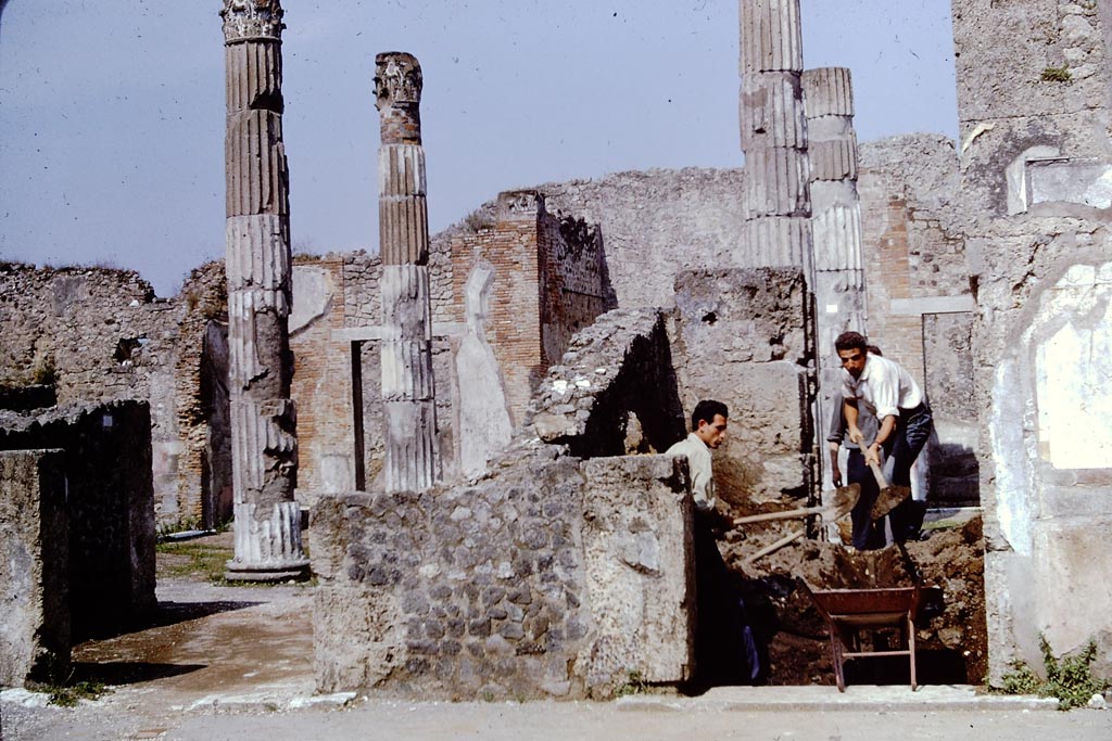 VI.12.2 Pompeii. 1961.
East side of atrium, with doorway to west ala 11 of atrium of VI.12.5 on left, and doorway to a room/cubiculum 10, on right.
Photo by Stanley A. Jashemski.
Source: The Wilhelmina and Stanley A. Jashemski archive in the University of Maryland Library, Special Collections (See collection page) and made available under the Creative Commons Attribution-Non-Commercial License v.4. See Licence and use details.
J61f0434