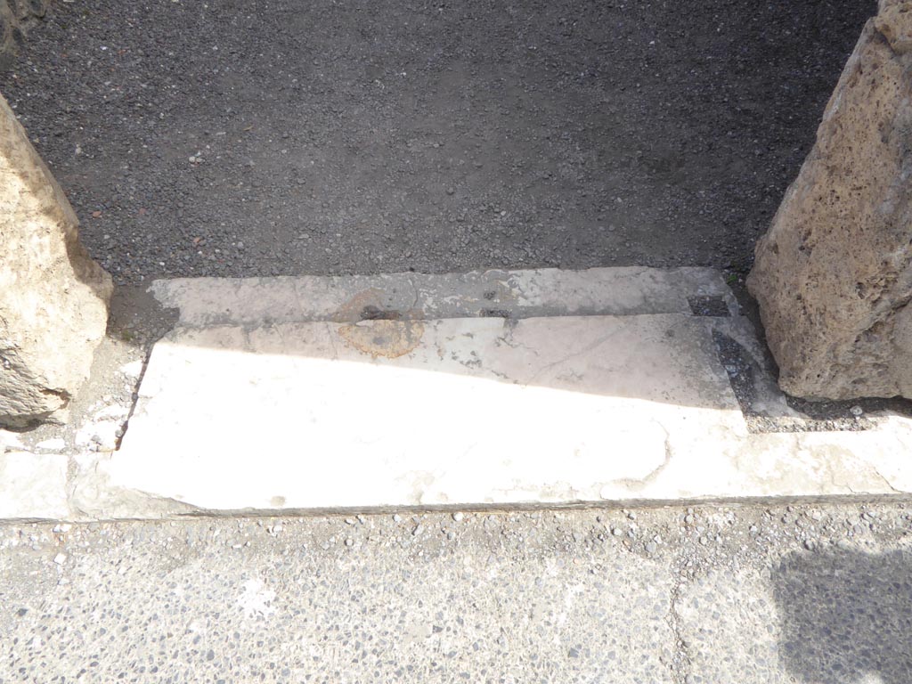 VI.12.2 Pompeii. September 2015. Room 10, doorway threshold/sill from atrium.
Foto Annette Haug, ERC Grant 681269 DÉCOR.