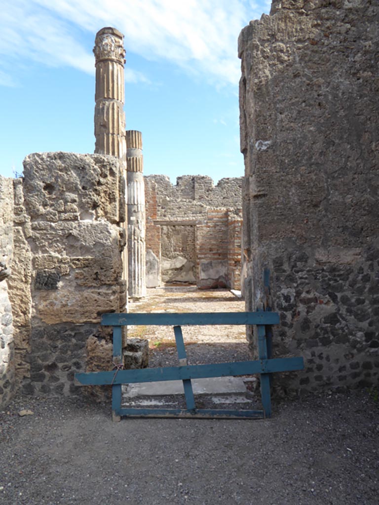 VI.12.2 Pompeii. September 2015.
Room 10, looking towards east wall with doorway to Tetrastyle atrium of VI.12.5 in centre.
Foto Annette Haug, ERC Grant 681269 DÉCOR.