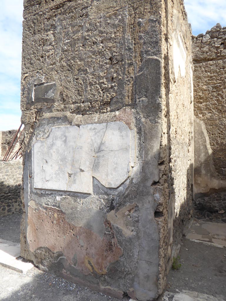 VI.12.2 Pompeii. September 2015.
Pilaster on east wall of atrium, between doorway to room 10, on left and cubiculum 28, on right.
Foto Annette Haug, ERC Grant 681269 DÉCOR.