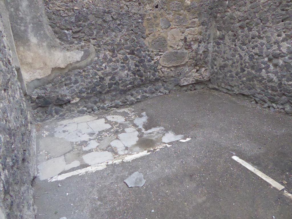 VI.12.2 Pompeii. September 2017. Cubiculum 28, looking east across flooring.
Foto Annette Haug, ERC Grant 681269 DÉCOR.