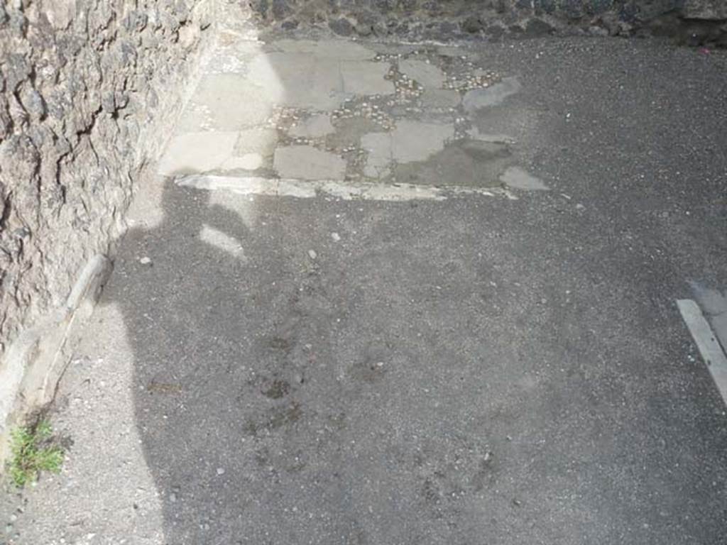 VI.12.2 Pompeii. September 2015.
Flooring showing area for a bed in north-east corner of cubiculum in south-east corner of atrium.
