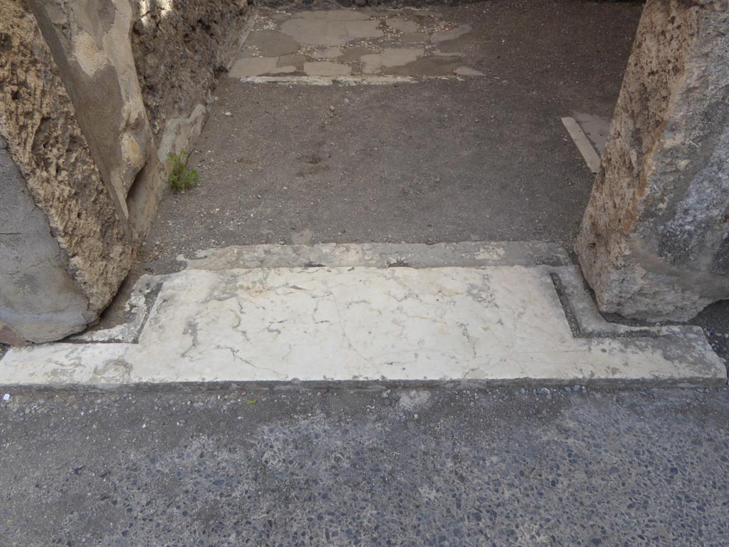 VI.12.2 Pompeii. September 2015. Doorway threshold to cubiculum 28 in south-east corner of atrium.
Foto Annette Haug, ERC Grant 681269 DÉCOR.