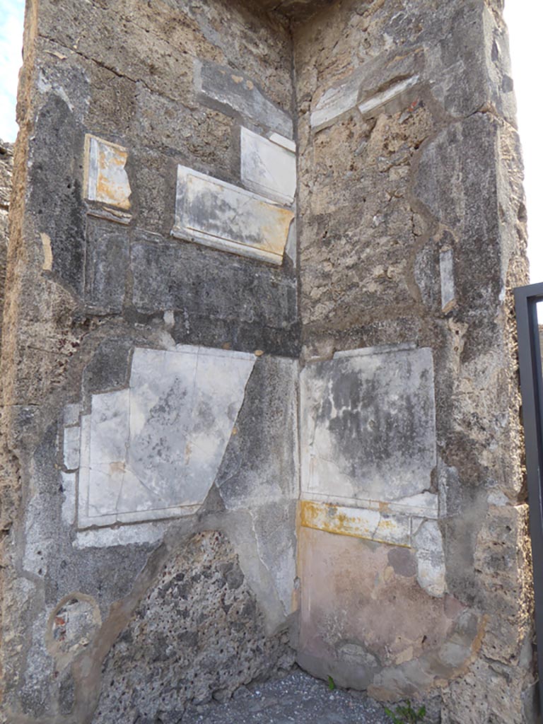 VI.12.2 Pompeii. September 2015. South-east corner of atrium.
Foto Annette Haug, ERC Grant 681269 DÉCOR.