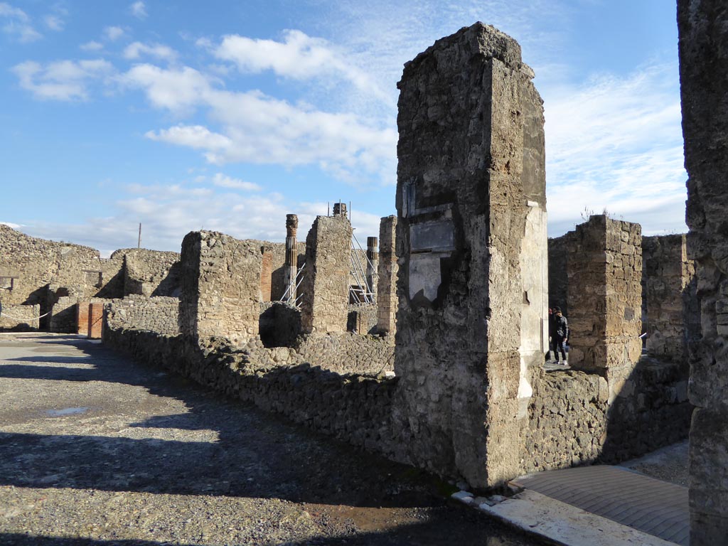 VI.12.2 Pompeii. January 2017.
Looking south-east across south portico and rear of rooms looking over it, with doorway from room 35, on right.
In the centre is the tablinum, with room 34, centre left.
Foto Annette Haug, ERC Grant 681269 DÉCOR.