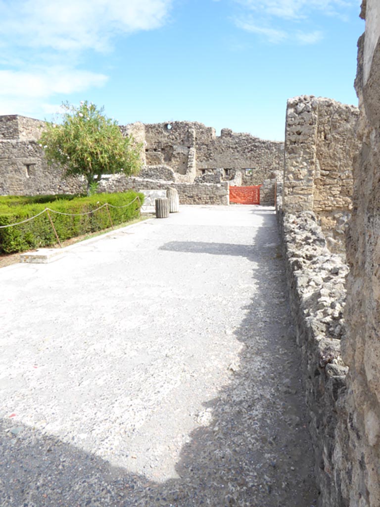 VI.12.2 Pompeii. September 2015. Looking east along south portico of Middle Peristyle.
Foto Annette Haug, ERC Grant 681269 DÉCOR.