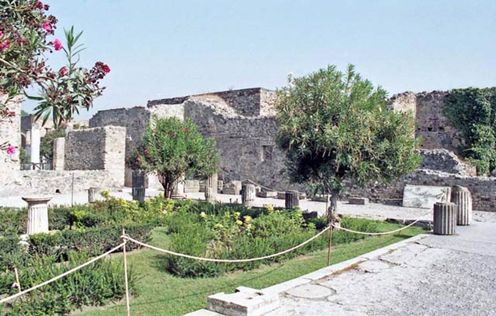VI.12.2 Pompeii. October 2001. Looking north-east across middle peristyle. Photo courtesy of Peter Woods.