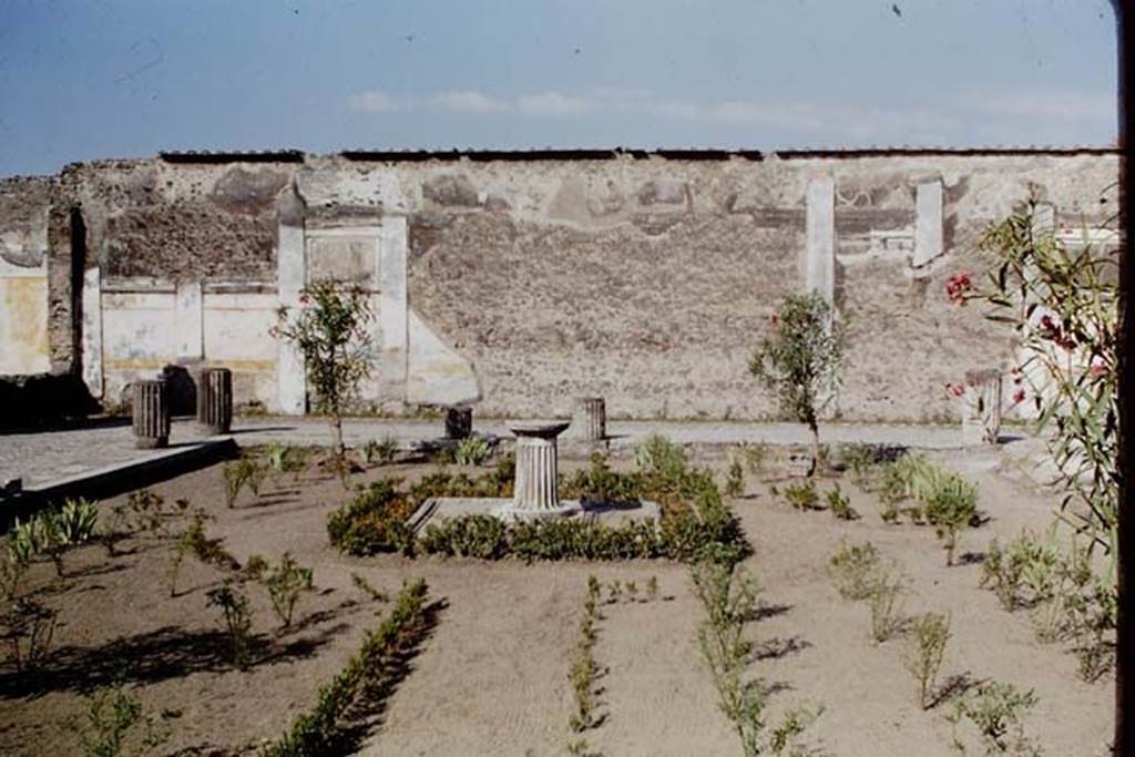 VI.12.2 Pompeii. 1968. Looking west across peristyle garden. Photo by Stanley A. Jashemski.
Source: The Wilhelmina and Stanley A. Jashemski archive in the University of Maryland Library, Special Collections (See collection page) and made available under the Creative Commons Attribution-Non Commercial License v.4. See Licence and use details.
J68f1311