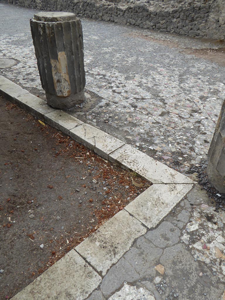 VI.12.2 Pompeii. September 2017.
Middle Peristyle, looking east along south portico from south-west corner.
Foto Annette Haug, ERC Grant 681269 DÉCOR.