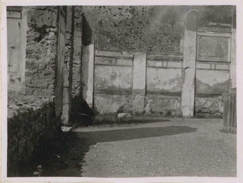 VI.12.2 Pompeii. Pre-1942.
Looking west along the south portico towards the south-west corner of the middle peristyle/garden.
On the left would the tablinum rear wall, and doorway and window of triclinium on the left (west side) of the tablinum.
See Warscher, T. (1946). Casa del Fauno, Swedish Institute, Rome. (p.34, n.46).