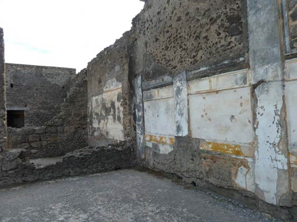 VI.12.2 Pompeii. September 2015.
Looking south-west across middle peristyle, towards one of two dining rooms, and ala with doorway from cubiculum on west side of atrium.
According to Fiorelli, in this dining room on the left of the tablinum, which gave access through to the peristyle, a mosaic of Bacchus on a panther was found.
See Pappalardo, U., 2001. La Descrizione di Pompei per Giuseppe Fiorelli (1875). Napoli: Massa Editore, (p.71).
(Note: However, according to the information noticeboard from Naples Museum, the mosaic emblema with fishes was found in the room on the left of the tablinum.)