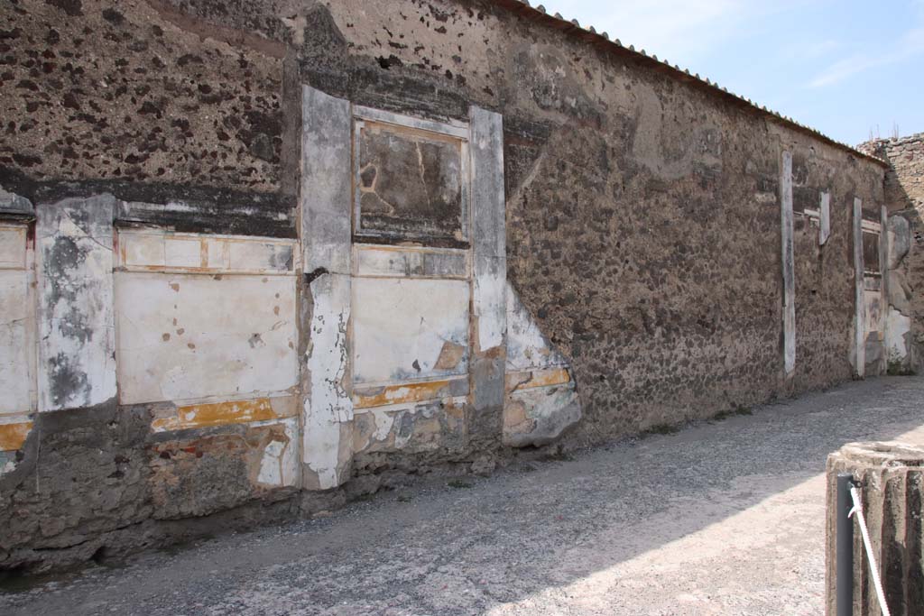 VI.12.2 Pompeii. September 2021. Looking towards west wall, in south-west corner of middle peristyle. Photo courtesy of Klaus Heese.