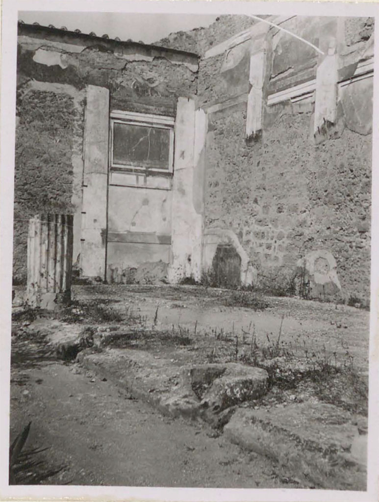 VI.12.2 Pompeii. Pre-1943. Looking towards north-west corner of middle peristyle/garden.
See Warscher, T. (1946). Casa del Fauno, Swedish Institute, Rome. (p.35, n.48).