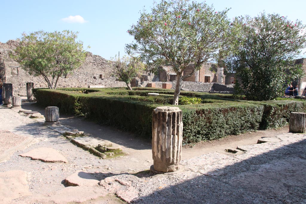 VI.12.2 Pompeii. October 2022.
Looking south-east across middle peristyle garden from north-west corner. Photo courtesy of Klaus Heese.