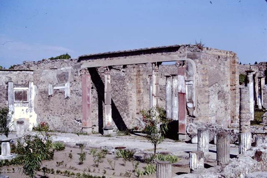VI.12.2 Pompeii. 1968. Looking north-west from first peristyle garden towards exedra.
Photo by Stanley A. Jashemski.
Source: The Wilhelmina and Stanley A. Jashemski archive in the University of Maryland Library, Special Collections (See collection page) and made available under the Creative Commons Attribution-Non Commercial License v.4. See Licence and use details.
J68f1250