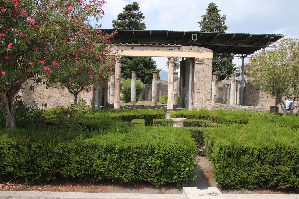 VI.12.2 Pompeii. September 2021.
Looking north across first garden from rear of tablinum window, towards exedra and rear peristyle. Photo courtesy of Klaus Heese.