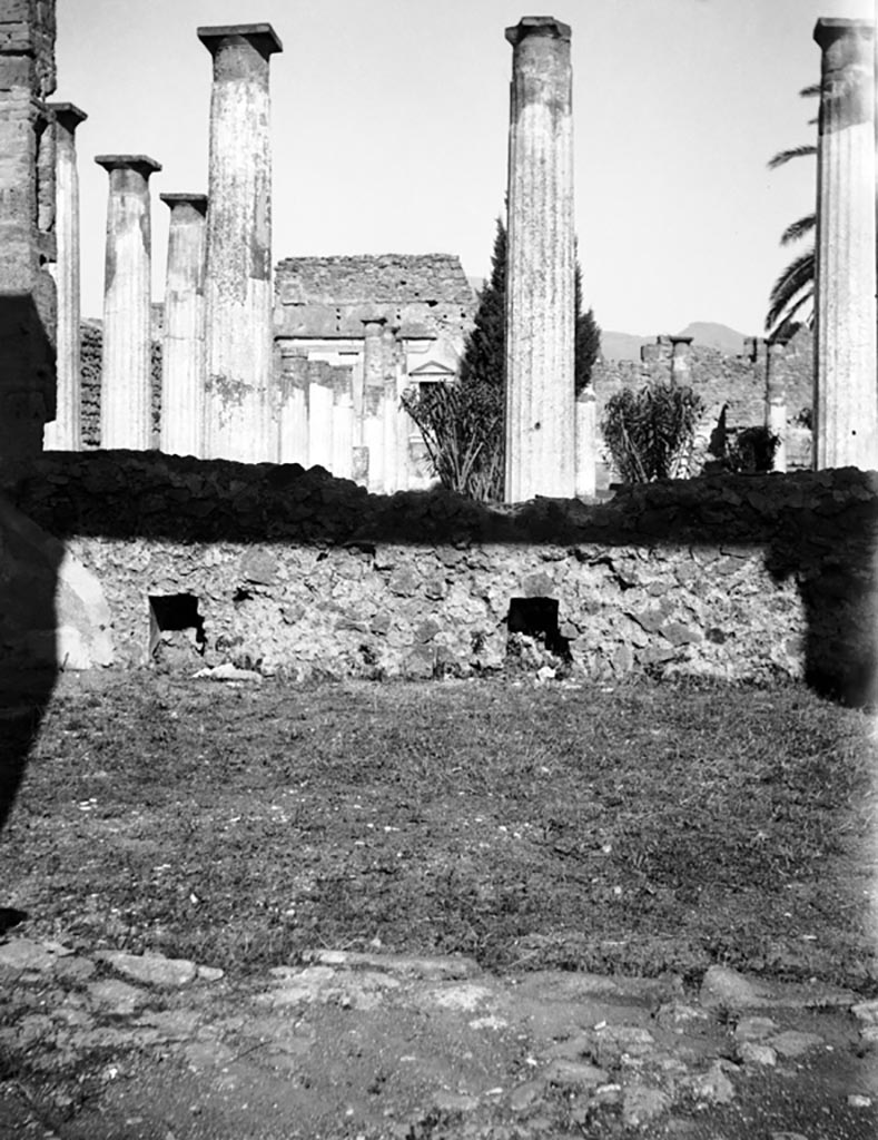 VI.12.2 Pompeii. W.1138. 
Looking north towards rear of exedra with(out) Alexander mosaic, across rear peristyle towards Sacrarium.
Photo by Tatiana Warscher. Photo © Deutsches Archäologisches Institut, Abteilung Rom, Arkiv. 

