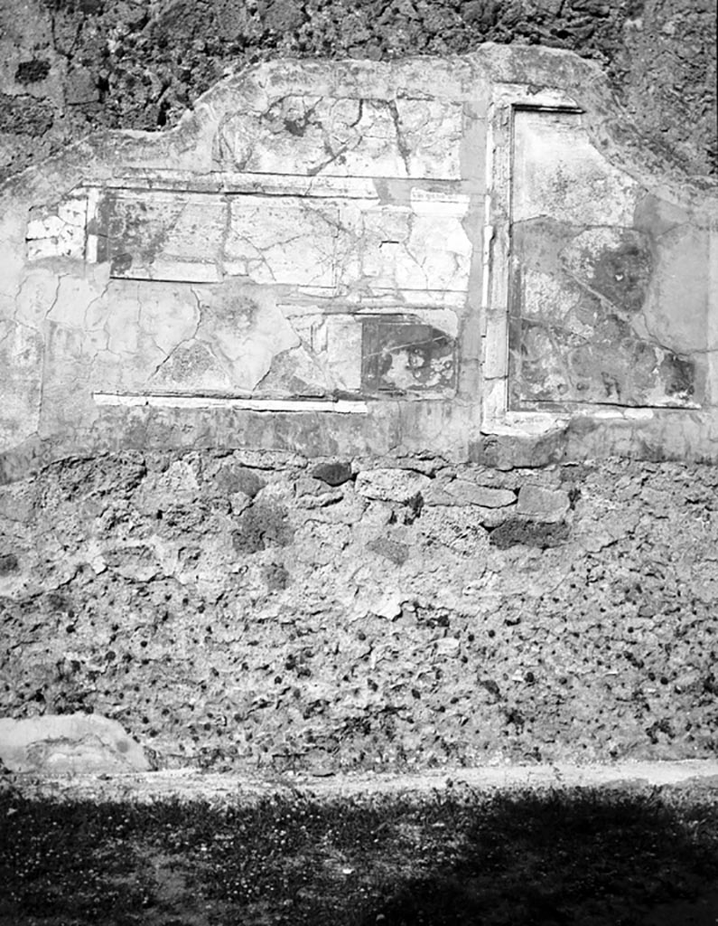 VI.12.2 Pompeii. W.1137. East wall of exedra.
Photo by Tatiana Warscher. Photo © Deutsches Archäologisches Institut, Abteilung Rom, Arkiv.