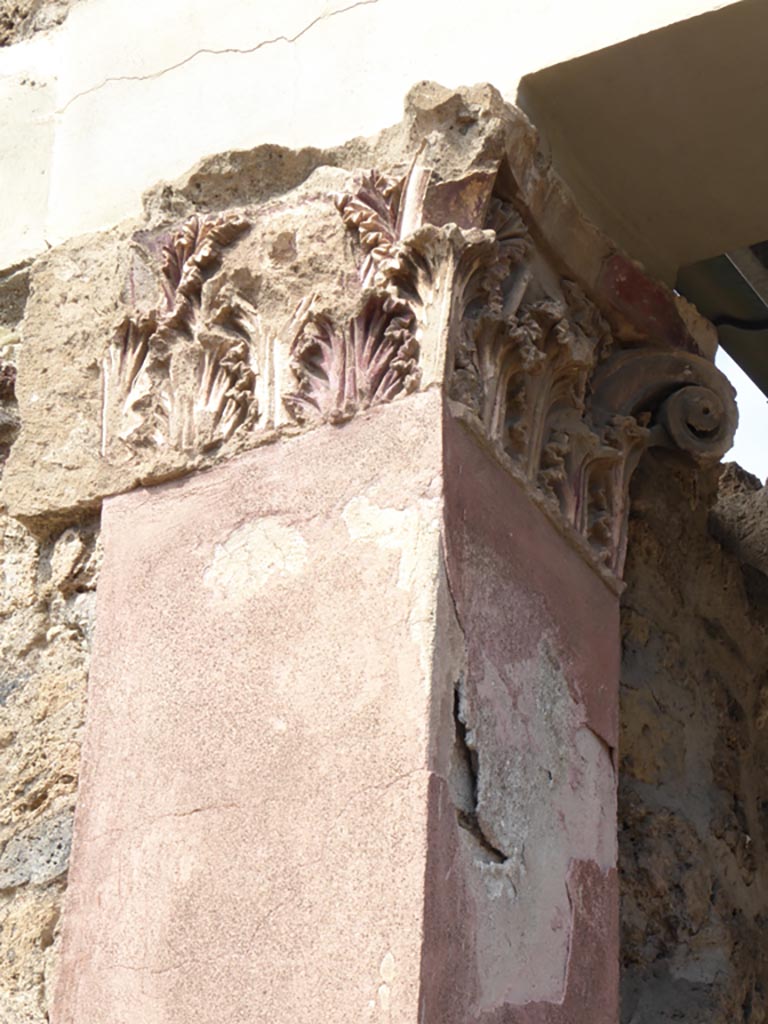 VI.12.2 Pompeii. September 2015. Capital on west pilaster of Exedra.
Foto Annette Haug, ERC Grant 681269 DÉCOR.