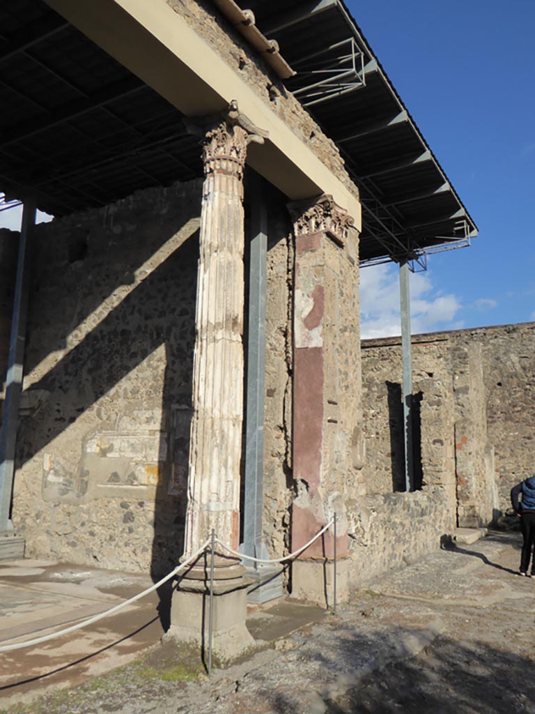 VI.12.2 Pompeii. January 2017. Capitals, pilaster and column on east end of Exedra.
Foto Annette Haug, ERC Grant 681269 DÉCOR.
