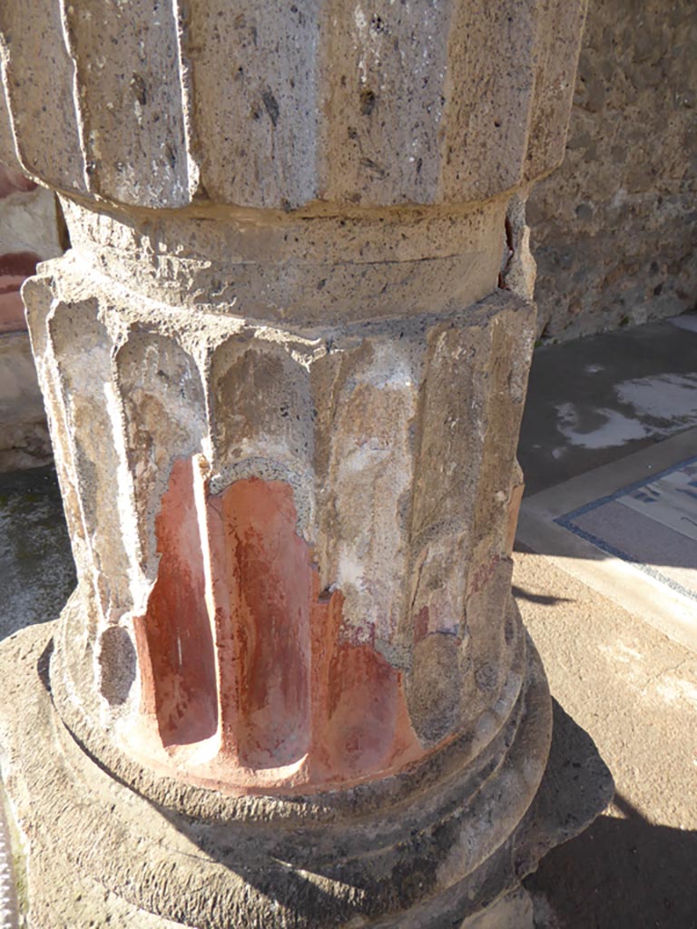 VI.12.2 Pompeii. January 2017. Base of column towards west end of Exedra.
Foto Annette Haug, ERC Grant 681269 DÉCOR.