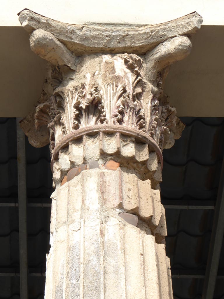 VI.12.2 Pompeii. September 2015. Detail of capital on middle column at east end.
Foto Annette Haug, ERC Grant 681269 DÉCOR.