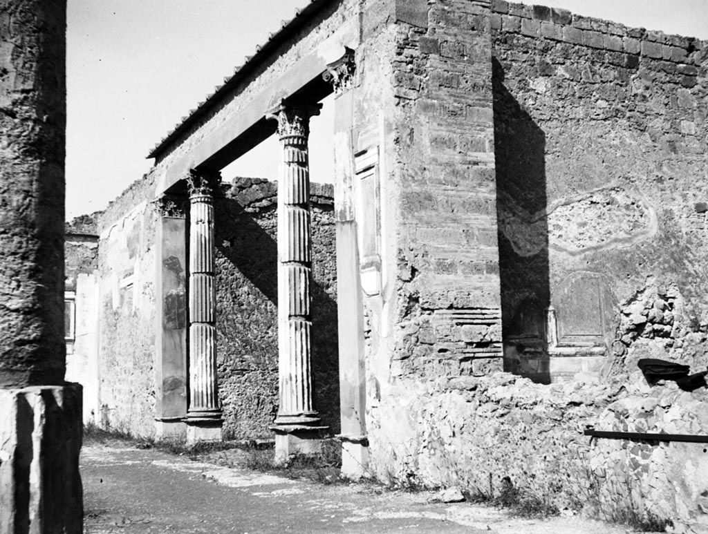 VI.12.2 Pompeii. W 1135. Looking west along north side of first or middle peristyle, towards exedra, centre, and oecus, on right.
Photo by Tatiana Warscher. Photo © Deutsches Archäologisches Institut, Abteilung Rom, Arkiv. 
