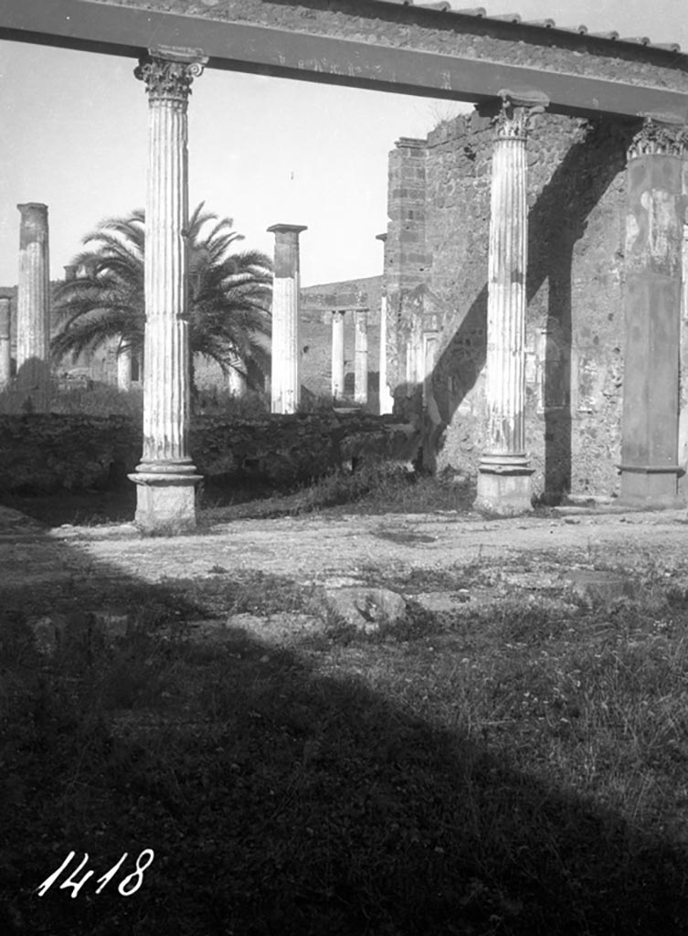 VI.12.2 Pompeii. W.1133. Looking north-east across first or middle peristyle, towards exedra.
Photo by Tatiana Warscher. Photo © Deutsches Archäologisches Institut, Abteilung Rom, Arkiv.