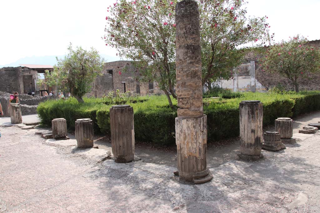 VI.12.2 Pompeii. September 2021.
Looking south-west across middle peristyle, from north-east corner. Photo courtesy of Klaus Heese.