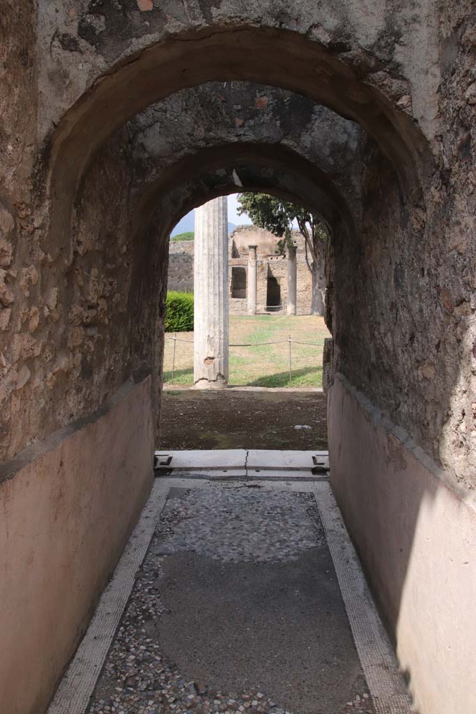 VI.12.2 Pompeii. September 2021.
Corridor leading north to rear peristyle. Photo courtesy of Klaus Heese.