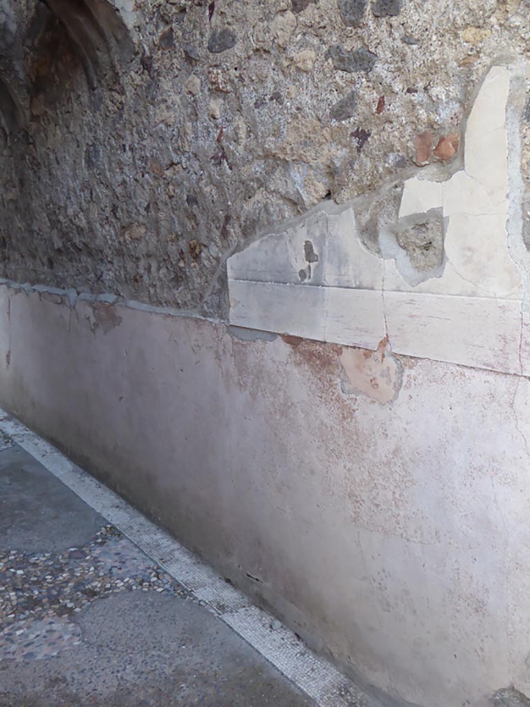 VI.12.2 Pompeii. January 2017. East wall of corridor at south end, with detail of remaining stucco.
Foto Annette Haug, ERC Grant 681269 DÉCOR.
