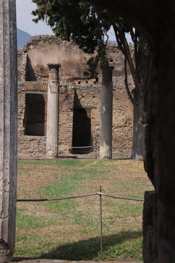 VI.12.2 Pompeii. September 2021.
Looking north across second (rear) peristyle from end of corridor. Photo courtesy of Klaus Heese.