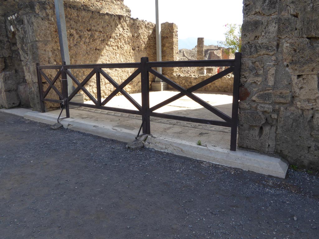 VI.12.2 Pompeii. September 2015. Looking south-east along south portico of rear peristyle towards oecus/triclinium.
Foto Annette Haug, ERC Grant 681269 DÉCOR.